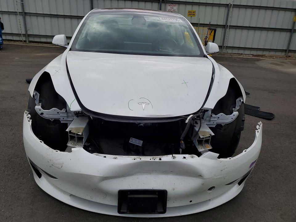 60520796 :رقم المزاد ، 5YJ3E1EA5JF162330 vin ، 2018 Tesla Model 3 مزاد بيع