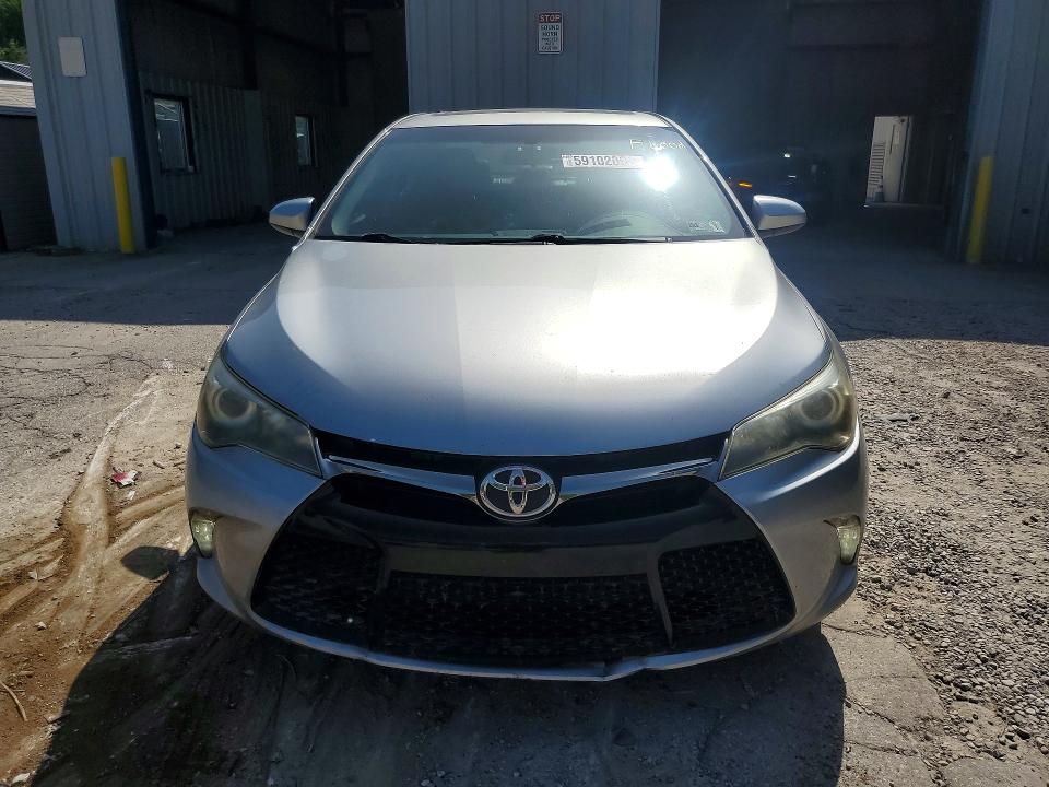 59102066 :رقم المزاد ، 4T1BF1FK4FU910141 vin ، 2015 Toyota Camry مزاد بيع