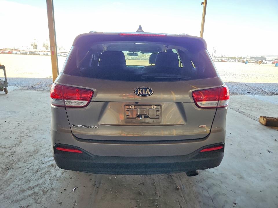 60881106 :رقم المزاد ، 5XYPGDA34JG401587 vin ، 2018 Kia Sorento مزاد بيع