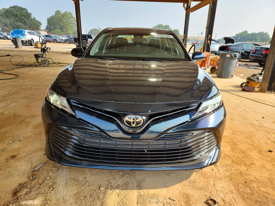 61737126 :رقم المزاد ، 4T1B11HK1JU622663 vin ، 2018 Toyota Camry مزاد بيع