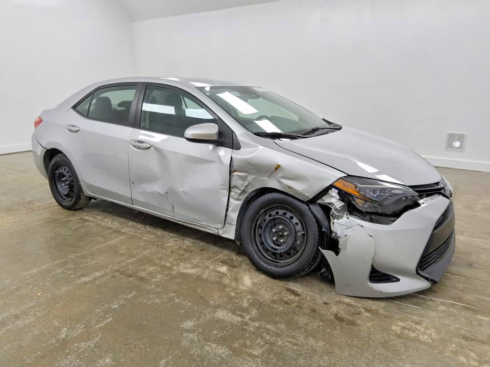 62124836 :رقم المزاد ، 2T1BURHE0HC881575 vin ، 2017 Toyota Corolla مزاد بيع