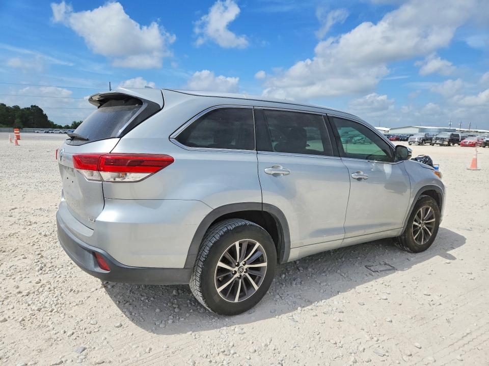 2018 Toyota Highlander მანქანა იყიდება აუქციონზე, vin: 5TDKZRFH9JS543393, აუქციონის ნომერი: 59800236
