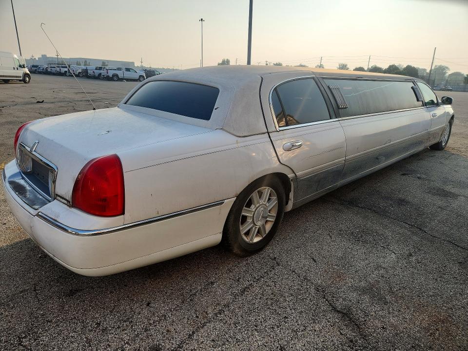 2008 Lincoln Town Car მანქანა იყიდება აუქციონზე, vin: 2L1FM88W38X644365, აუქციონის ნომერი: 61858276