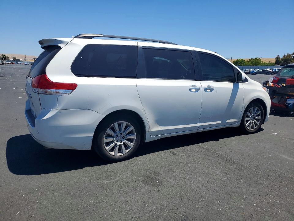 60786666 :رقم المزاد ، 5TDYK3DC3BS030404 vin ، 2011 Toyota Sienna مزاد بيع