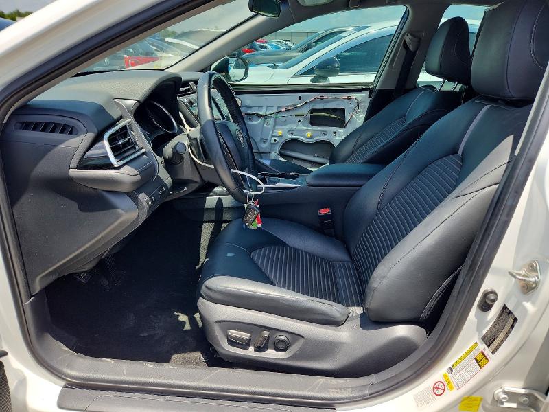 60650896 :رقم المزاد ، 4T1B11HK2JU568113 vin ، 2018 Toyota Camry مزاد بيع
