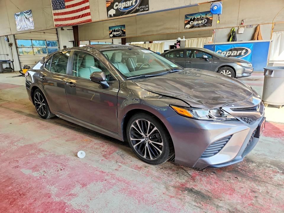 61130976 :رقم المزاد ، 4T1G11AKXLU917375 vin ، 2020 Toyota Camry مزاد بيع