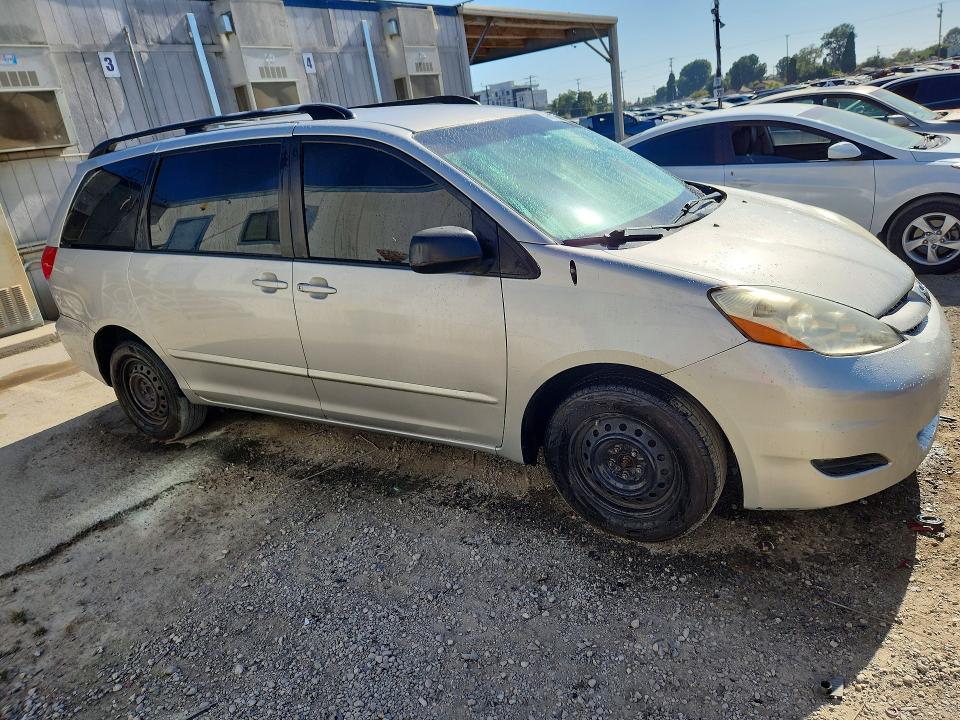 60416926 :رقم المزاد ، 5TDKK4CC6AS326111 vin ، 2010 Toyota Sienna مزاد بيع