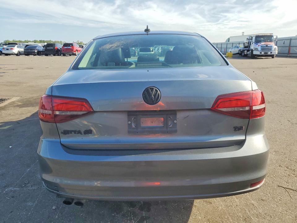 61112616 :رقم المزاد ، 3VWDB7AJ9HM217015 vin ، 2017 Volkswagen Jetta مزاد بيع
