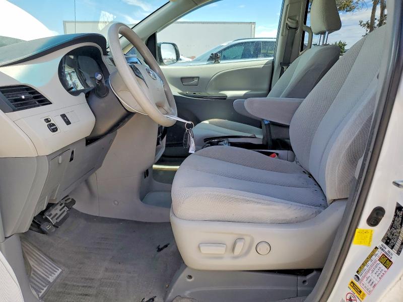 62074296 :رقم المزاد ، 5TDKK3DC6CS272935 vin ، 2012 Toyota Sienna مزاد بيع