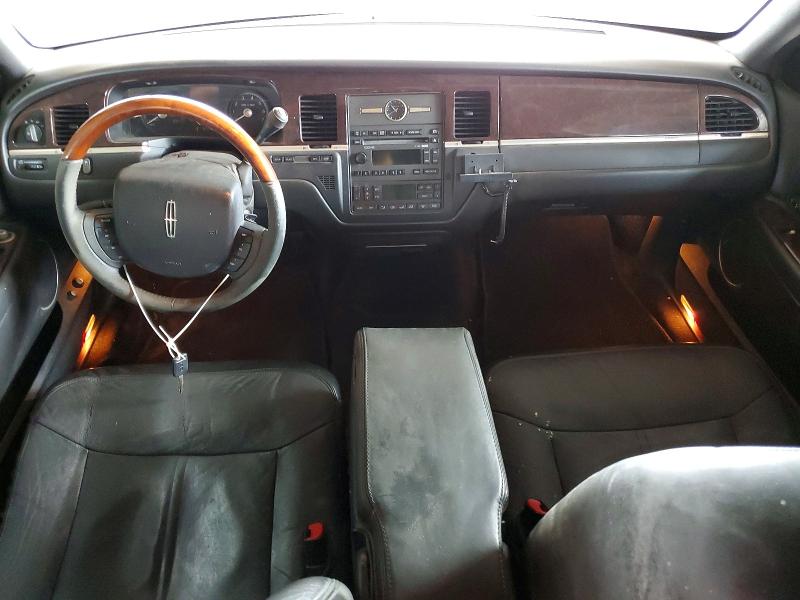 62626196 :رقم المزاد ، 2LNHM82V09X610697 vin ، 2009 Lincoln Town Car مزاد بيع