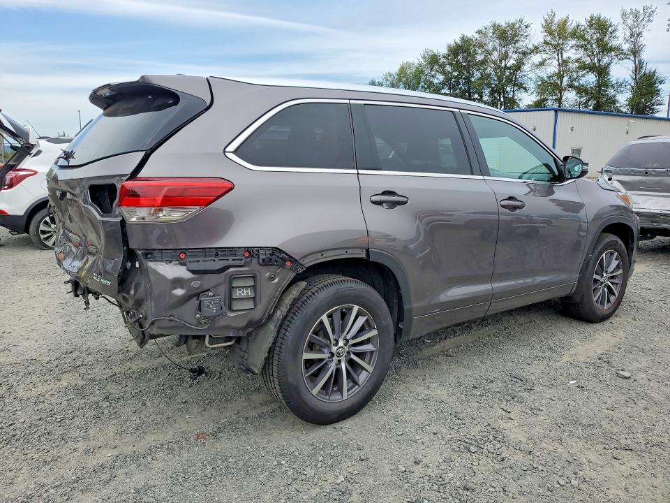 2018 Toyota Highlander მანქანა იყიდება აუქციონზე, vin: 5TDJZRFH8JS552971, აუქციონის ნომერი: 61355086