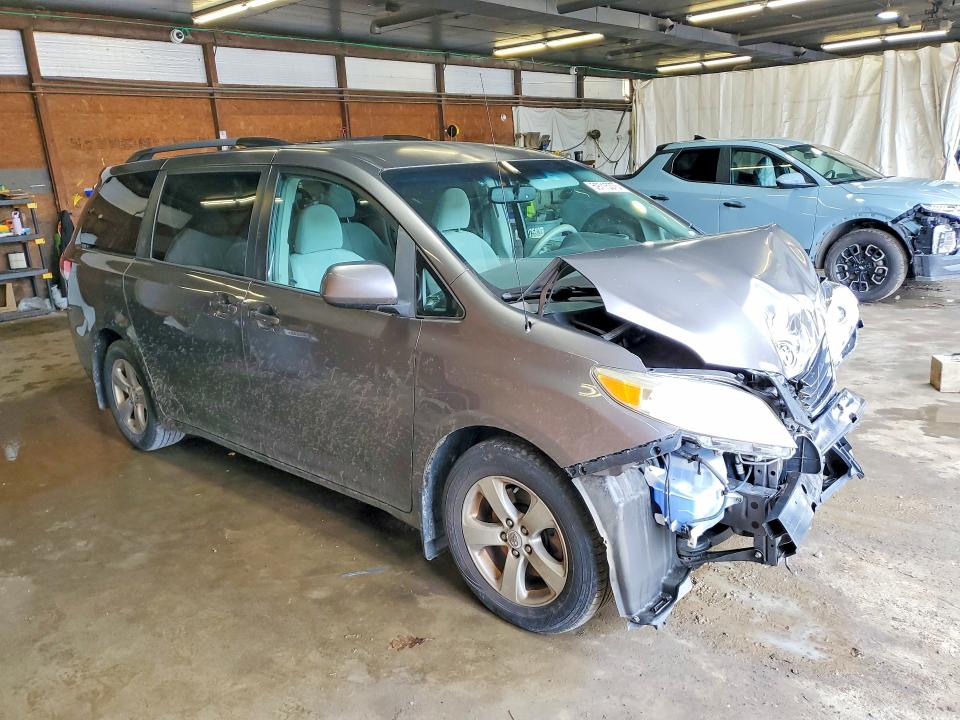 59715376 :رقم المزاد ، 5TDKK3DC4CS182070 vin ، 2012 Toyota Sienna مزاد بيع