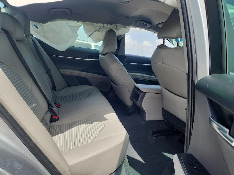 60362676 :رقم المزاد ، 4T1B11HK4JU597631 vin ، 2018 Toyota Camry مزاد بيع
