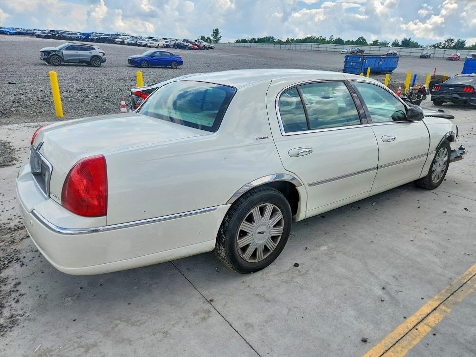 Продаж на аукціоні авто 2004 Lincoln Town Car, vin: 1LNHM85W54Y682640, номер лоту: 61781216