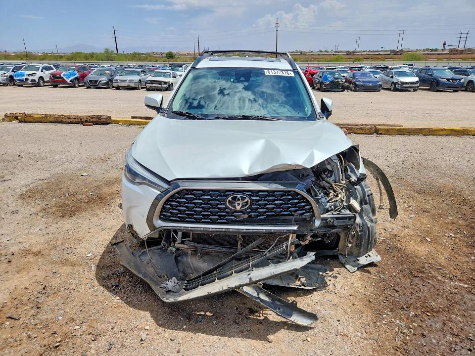 61377316 :رقم المزاد ، 7MUDAABG0NV022136 vin ، 2022 Toyota Corolla Cross مزاد بيع