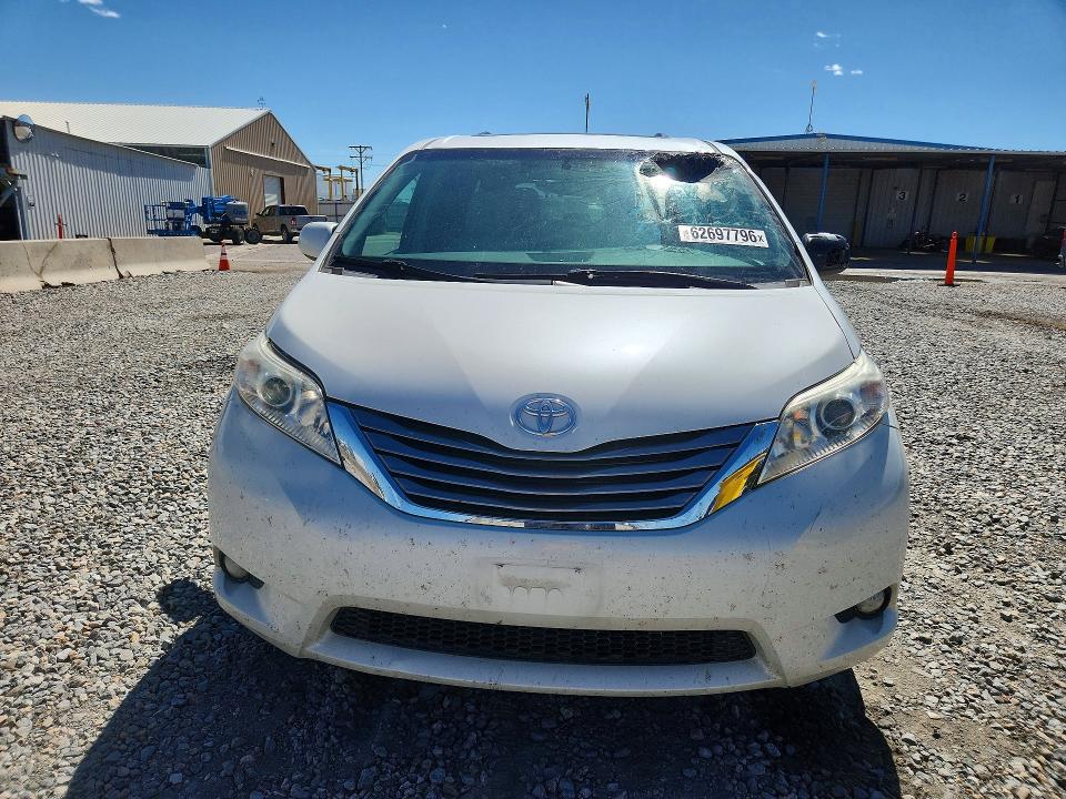 62697796 :رقم المزاد ، 5TDDZ3DC2HS157020 vin ، 2017 Toyota Sienna مزاد بيع
