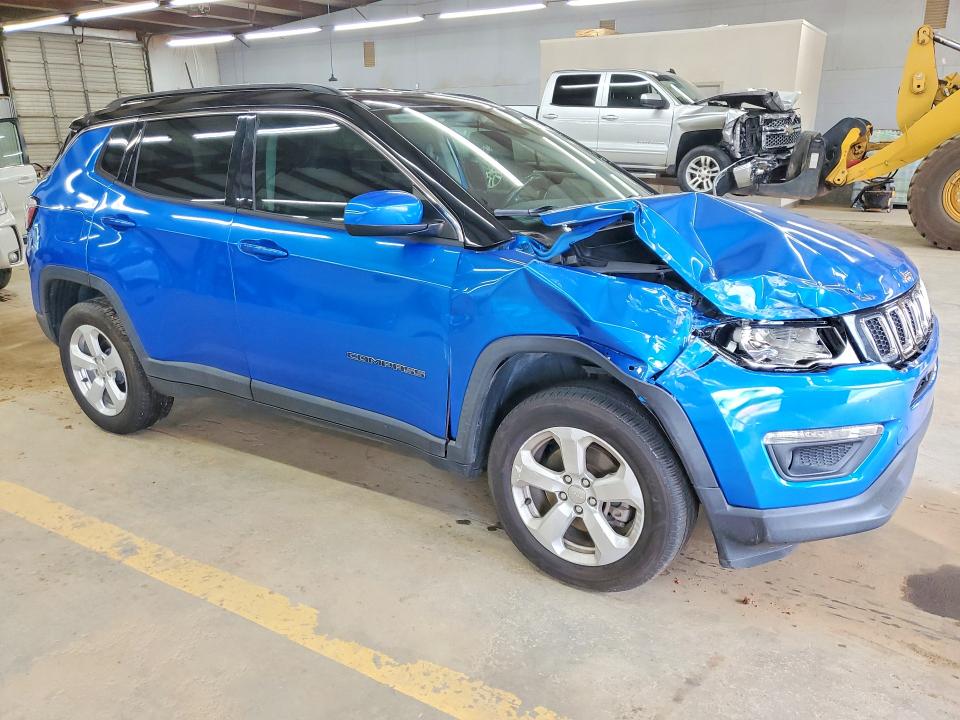 61978686 :رقم المزاد ، 3C4NJDBB9JT168412 vin ، 2018 Jeep Compass مزاد بيع
