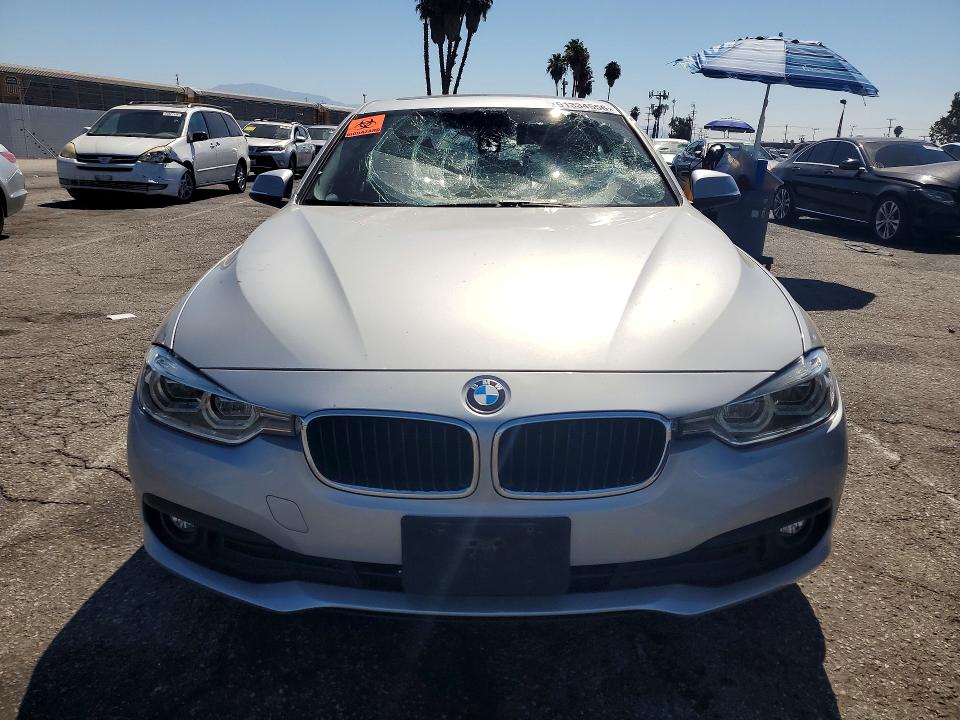 61334556 :رقم المزاد ، WBA8A9C57JAH12335 vin ، 2018 Bmw 320 مزاد بيع