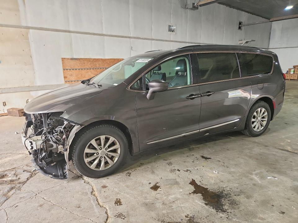 Продажа на аукционе авто 2017 Chrysler Pacifica, vin: 2C4RC1BG3HR603282, номер лота: 61180326