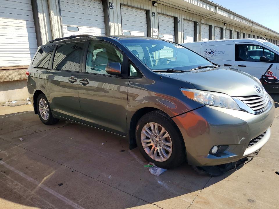 61979986 :رقم المزاد ، 5TDYK3DC3ES427082 vin ، 2014 Toyota Sienna مزاد بيع
