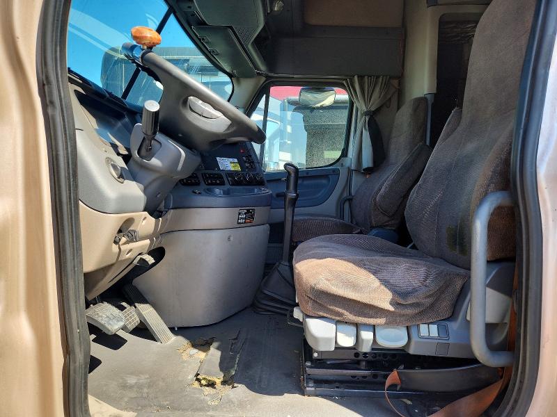 2015 Freightliner Cascadia მანქანა იყიდება აუქციონზე, vin: 3AKJGLD53FSBT5505, აუქციონის ნომერი: 62479146