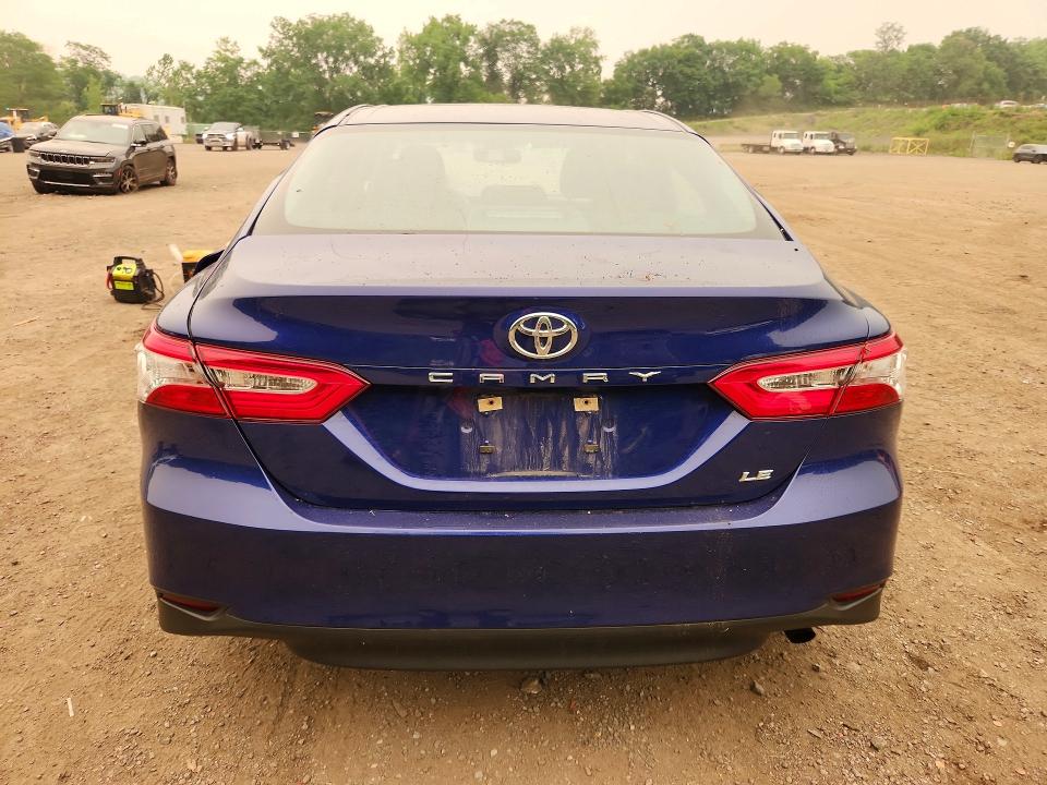 61311476 :رقم المزاد ، 4T1B11HK2JU528520 vin ، 2018 Toyota Camry مزاد بيع
