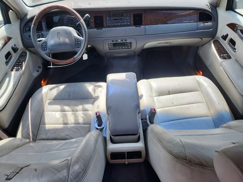59534566 :رقم المزاد ، 1LNHM82WX1Y722520 vin ، 2001 Lincoln Town Car مزاد بيع