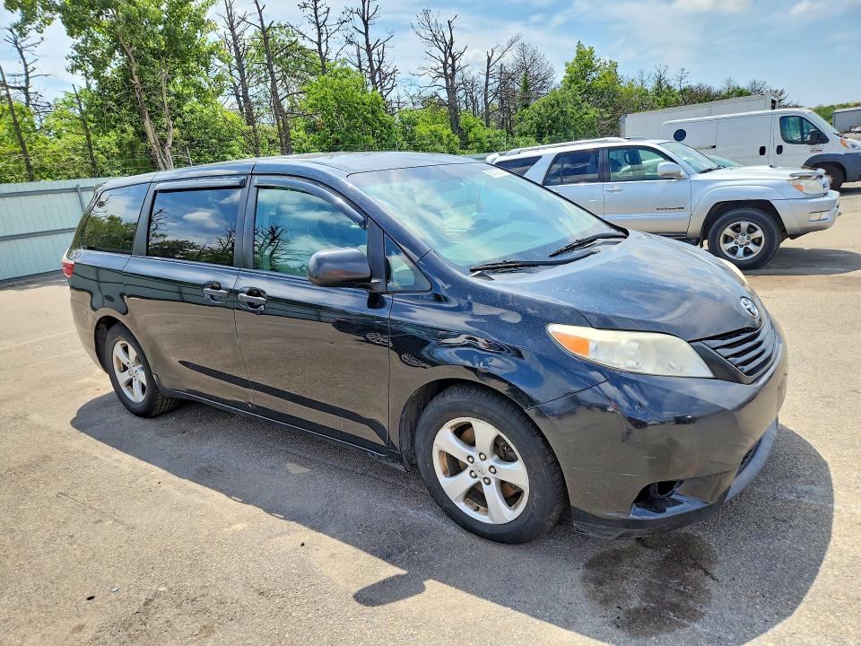 60670576 :رقم المزاد ، 5TDZZ3DC7HS836738 vin ، 2017 Toyota Sienna مزاد بيع