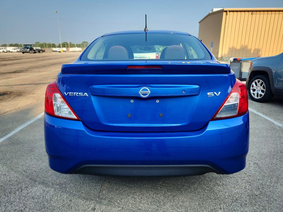 61777946 :رقم المزاد ، 3N1CN7AP8HL801750 vin ، 2017 Nissan Versa مزاد بيع