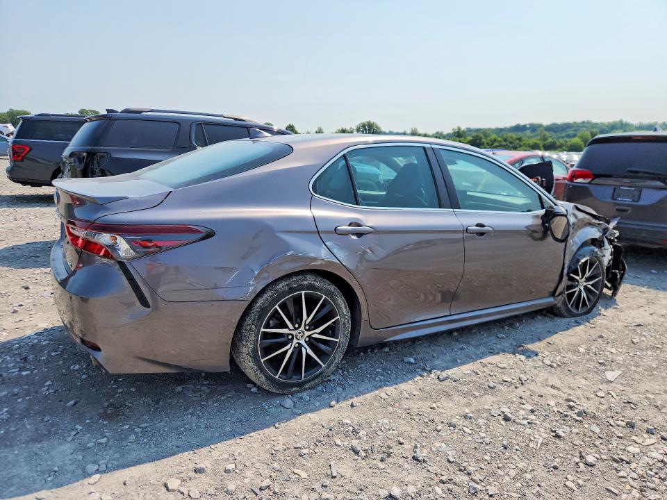 62897046 :رقم المزاد ، 4T1G11AK7NU663238 vin ، 2022 Toyota Camry مزاد بيع