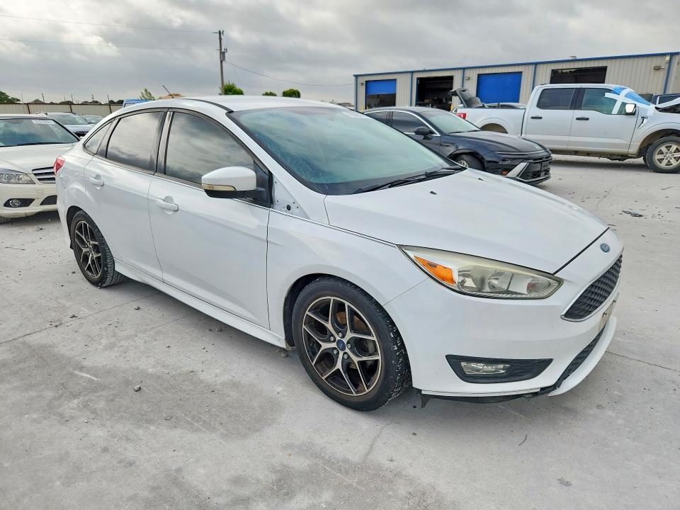 85989785 :رقم المزاد ، 1FADP3F27FL305676 vin ، 2015 Ford Focus مزاد بيع