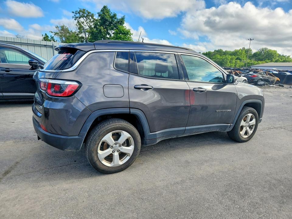 59870246 :رقم المزاد ، 3C4NJDBB5JT483899 vin ، 2018 Jeep Compass مزاد بيع