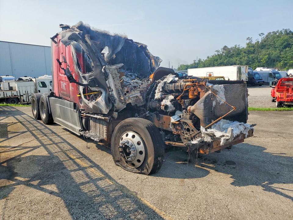 60445876 :رقم المزاد ، 1FUJGLD51FLGE8274 vin ، 2015 Freightliner Cascadia مزاد بيع