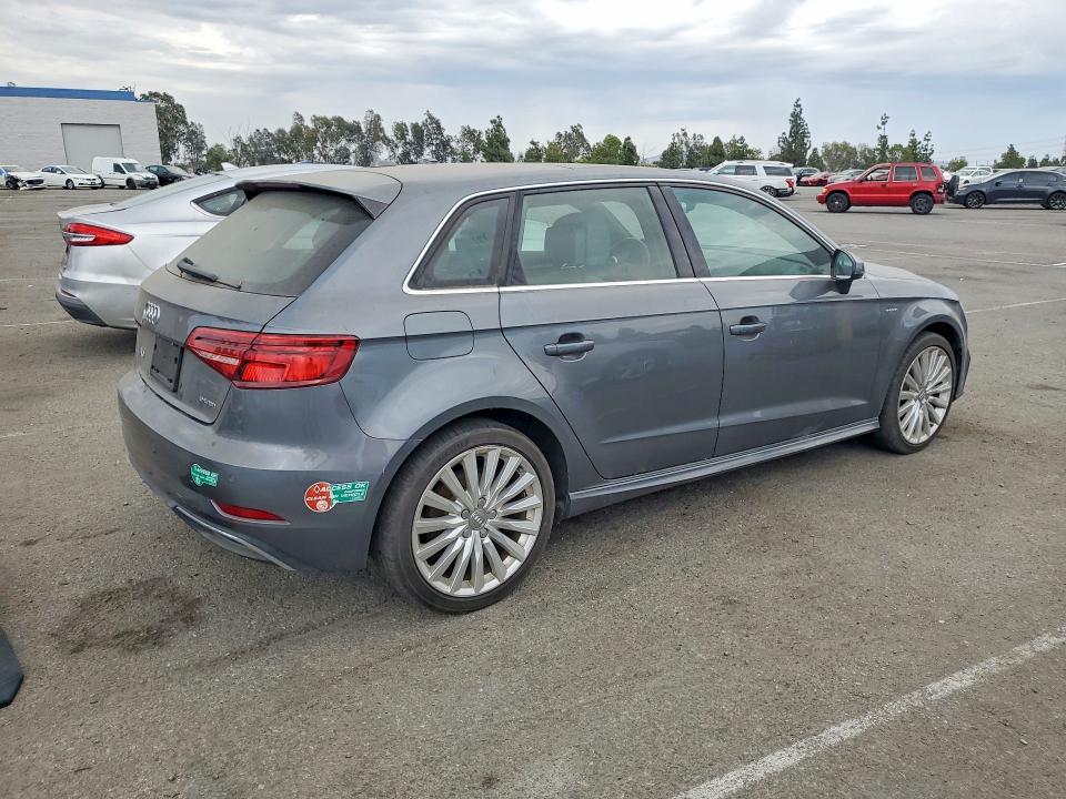 Продаж на аукціоні авто 2017 Audi A3, vin: WAUTPBFF6HA103409, номер лоту: 61574676