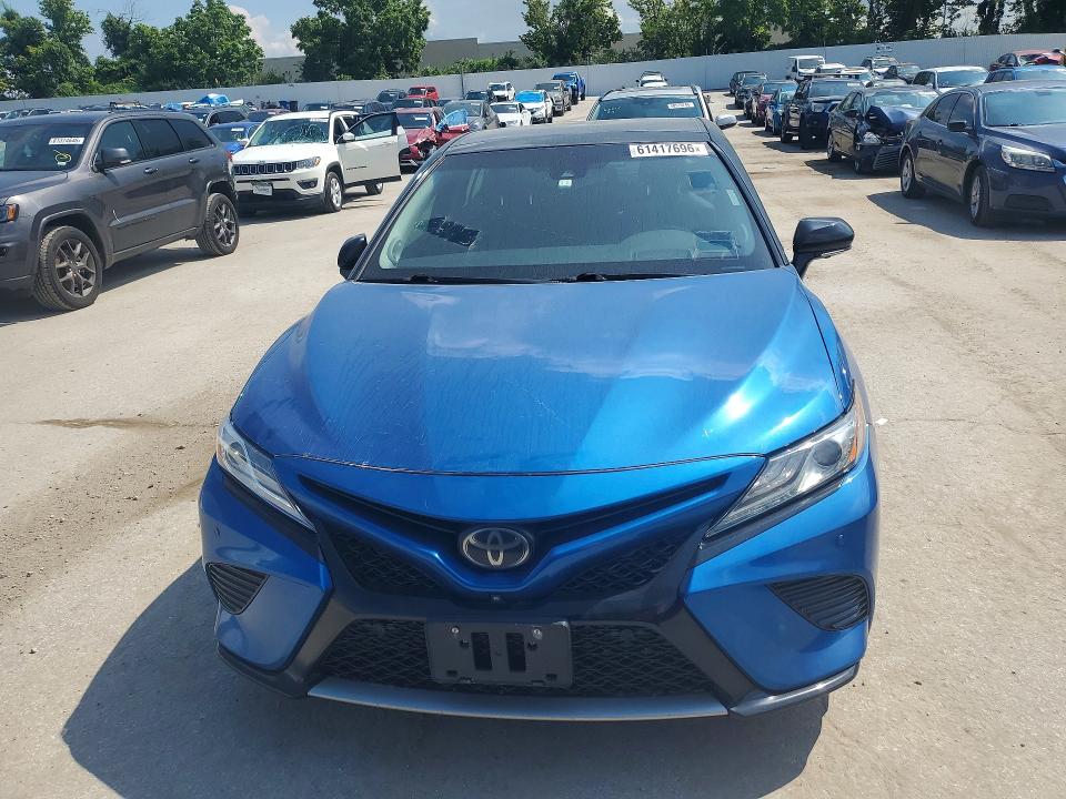 61417696 :رقم المزاد ، 4T1BZ1HKXJU006680 vin ، 2018 Toyota Camry مزاد بيع