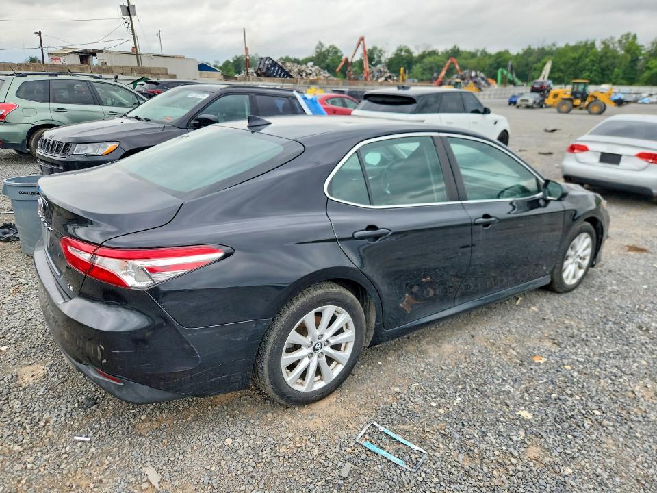 62023526 :رقم المزاد ، 4T1B11HK2KU742490 vin ، 2019 Toyota Camry مزاد بيع