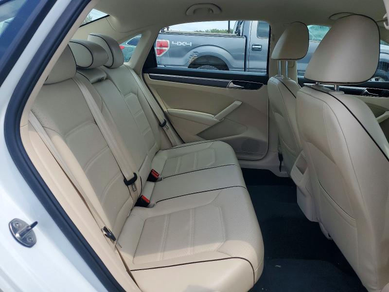 61964396 :رقم المزاد ، 1VWDT7A30HC044887 vin ، 2017 Volkswagen Passat مزاد بيع