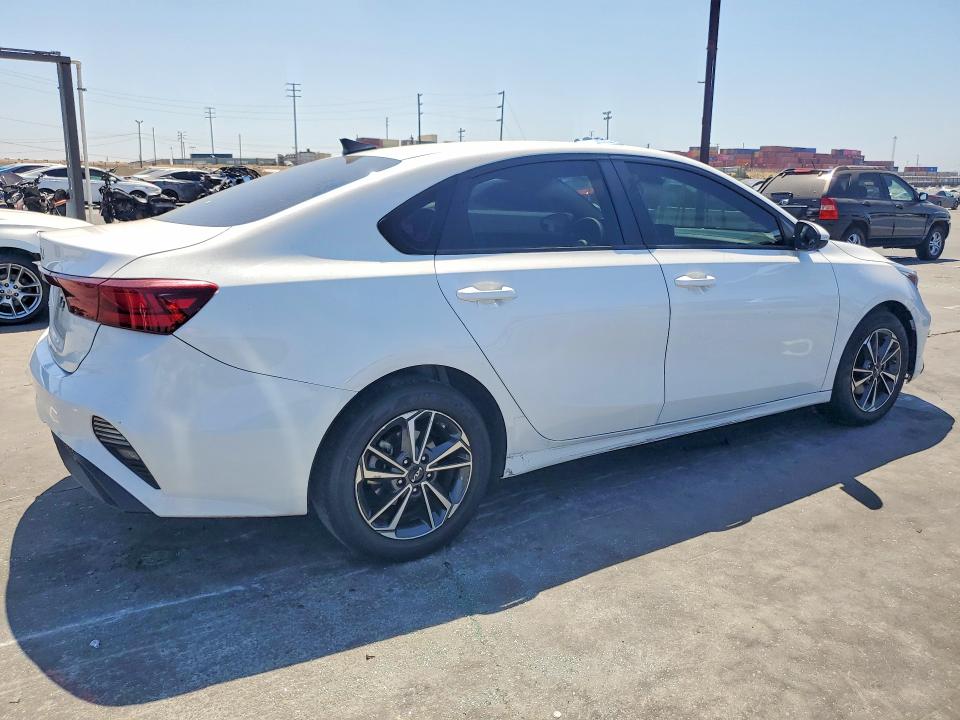 61174486 :رقم المزاد ، 3KPF24AD5NE501946 vin ، 2022 Kia Forte مزاد بيع