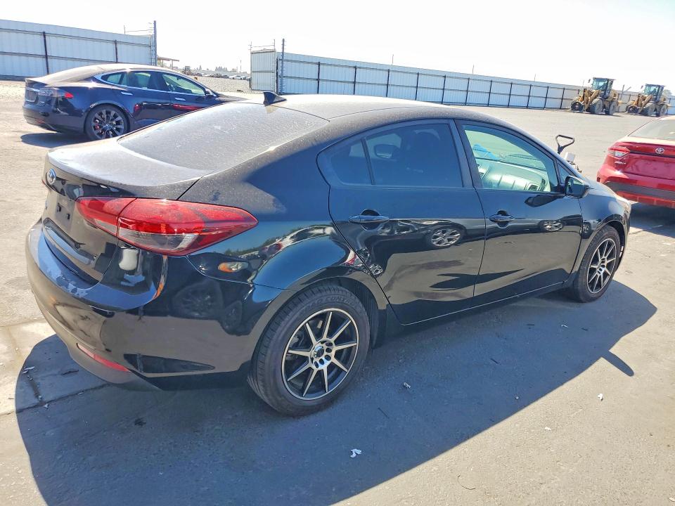 63021316 :رقم المزاد ، 3KPFK4A75JE251807 vin ، 2018 Kia Forte مزاد بيع