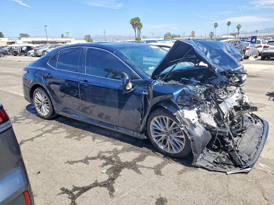 61028866 :رقم المزاد ، 4T1F31AK3LU010490 vin ، 2020 Toyota Camry مزاد بيع