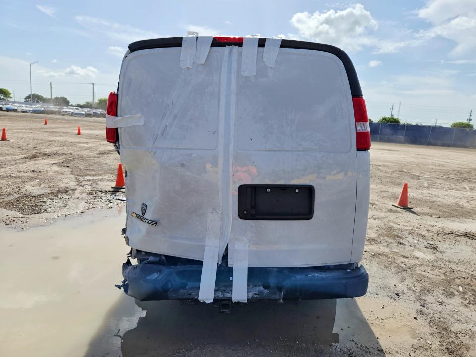 60924476 :رقم المزاد ، 1GCWGBFP1S1269899 vin ، 2025 Chevrolet Express G2500 مزاد بيع