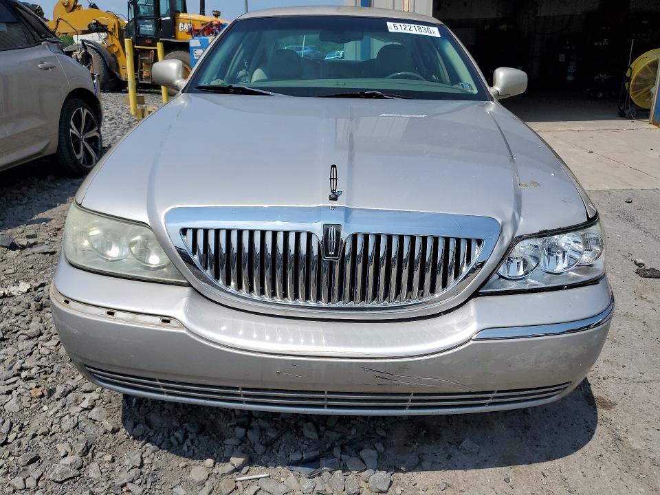 61221836 :رقم المزاد ، 1LNHM81W04Y679666 vin ، 2004 Lincoln Town Car مزاد بيع