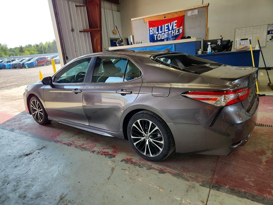 61130976 :رقم المزاد ، 4T1G11AKXLU917375 vin ، 2020 Toyota Camry مزاد بيع