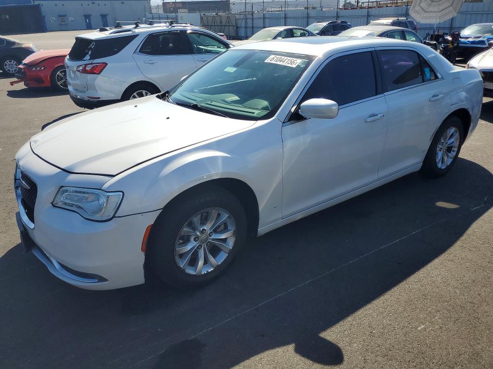 61044156 :رقم المزاد ، 2C3CCAAG5FH785775 vin ، 2015 Chrysler 300 مزاد بيع