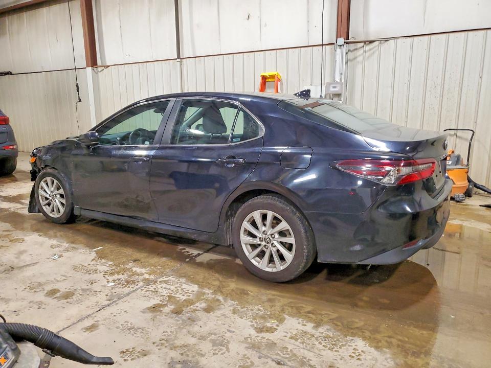 60617826 :رقم المزاد ، 4T1C11AK8NU030648 vin ، 2022 Toyota Camry مزاد بيع