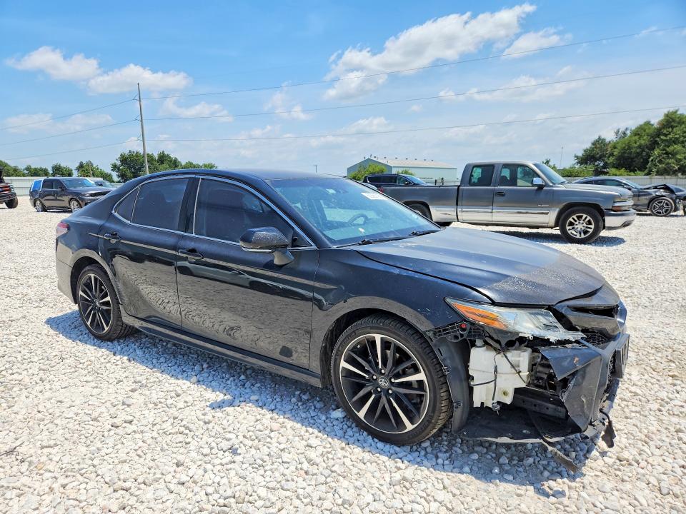 62365796 :رقم المزاد ، 4T1B61HK0JU516366 vin ، 2018 Toyota Camry مزاد بيع