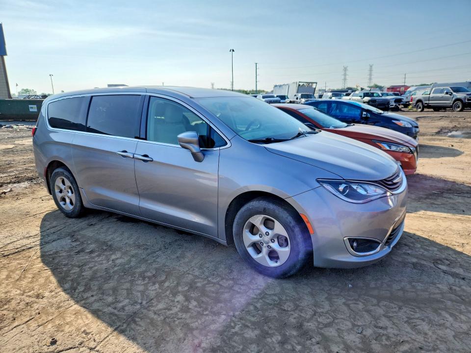 60665736 :رقم المزاد ، 2C4RC1H72HR500703 vin ، 2017 Chrysler Pacifica مزاد بيع