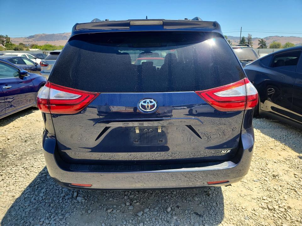 62844226 :رقم المزاد ، 5TDYZ3DC8JS928331 vin ، 2018 Toyota Sienna مزاد بيع