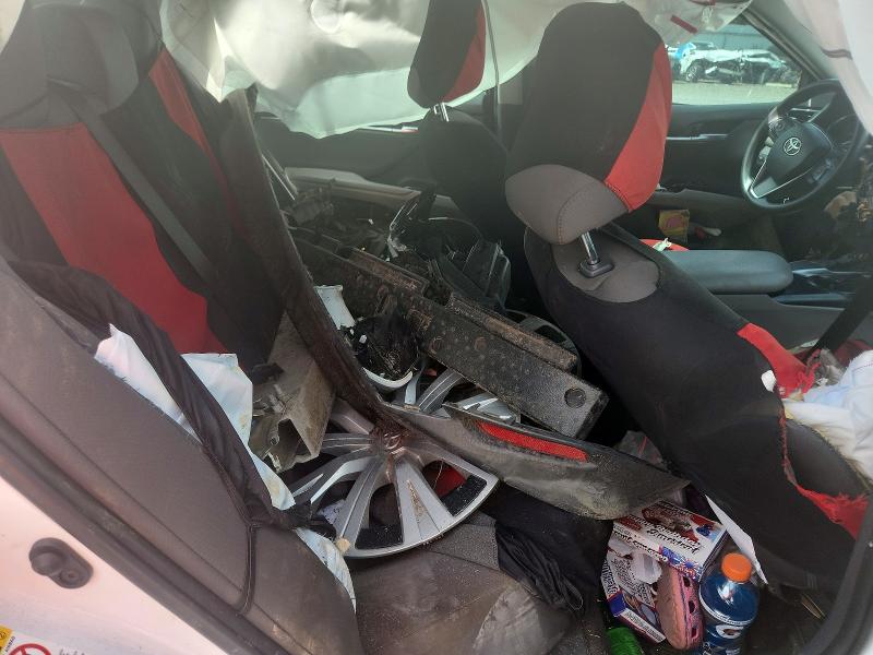 61879266 :رقم المزاد ، 4T1B11HK4JU082726 vin ، 2018 Toyota Camry مزاد بيع