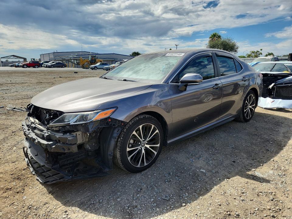 61623146 :رقم المزاد ، 4T1B11HK9JU670380 vin ، 2018 Toyota Camry مزاد بيع